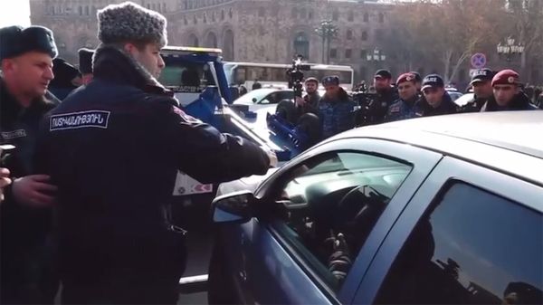 Полиция во время акции протеста против повышения ОСАГО (31 января 2022). Еревaн - Sputnik Армения