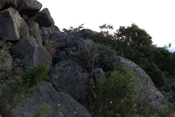 Остатки нижней кладки из больших камней - Sputnik Армения