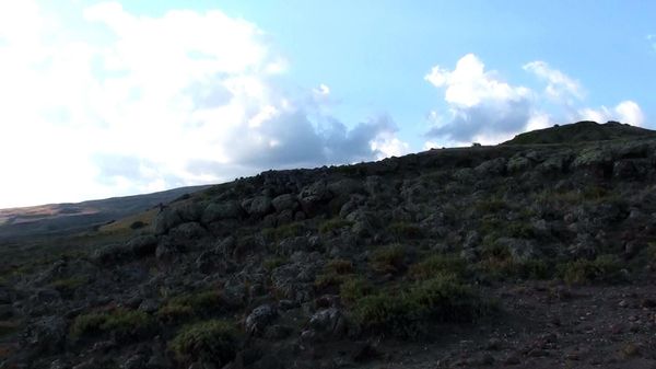 Խոշոր քարերով պարիսպների մնացորդներն Արագածի լանջին - Sputnik Արմենիա