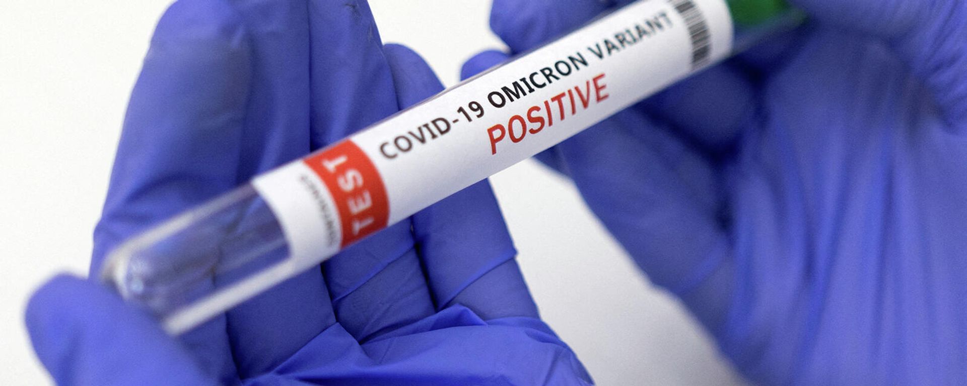 Пробирка с надписью COVID-19 положительный результат теста на вариант Омикрон - Sputnik Армения, 1920, 04.02.2022