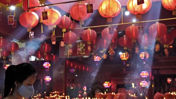 Зажжение свечи в храме во время празднования Нового года по лунному календарю в Индонезии  - Sputnik Армения
