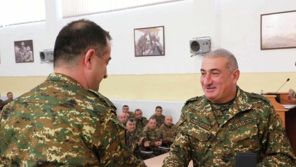 Командующий Армией обороны генерал-лейтенант Камо Варданян провел торжественную церемонию награждения, посвященную 30-летию образования Армянской Армии и Дню защитника Отечества (1 февраля 2022). Степанакерт - Sputnik Армения