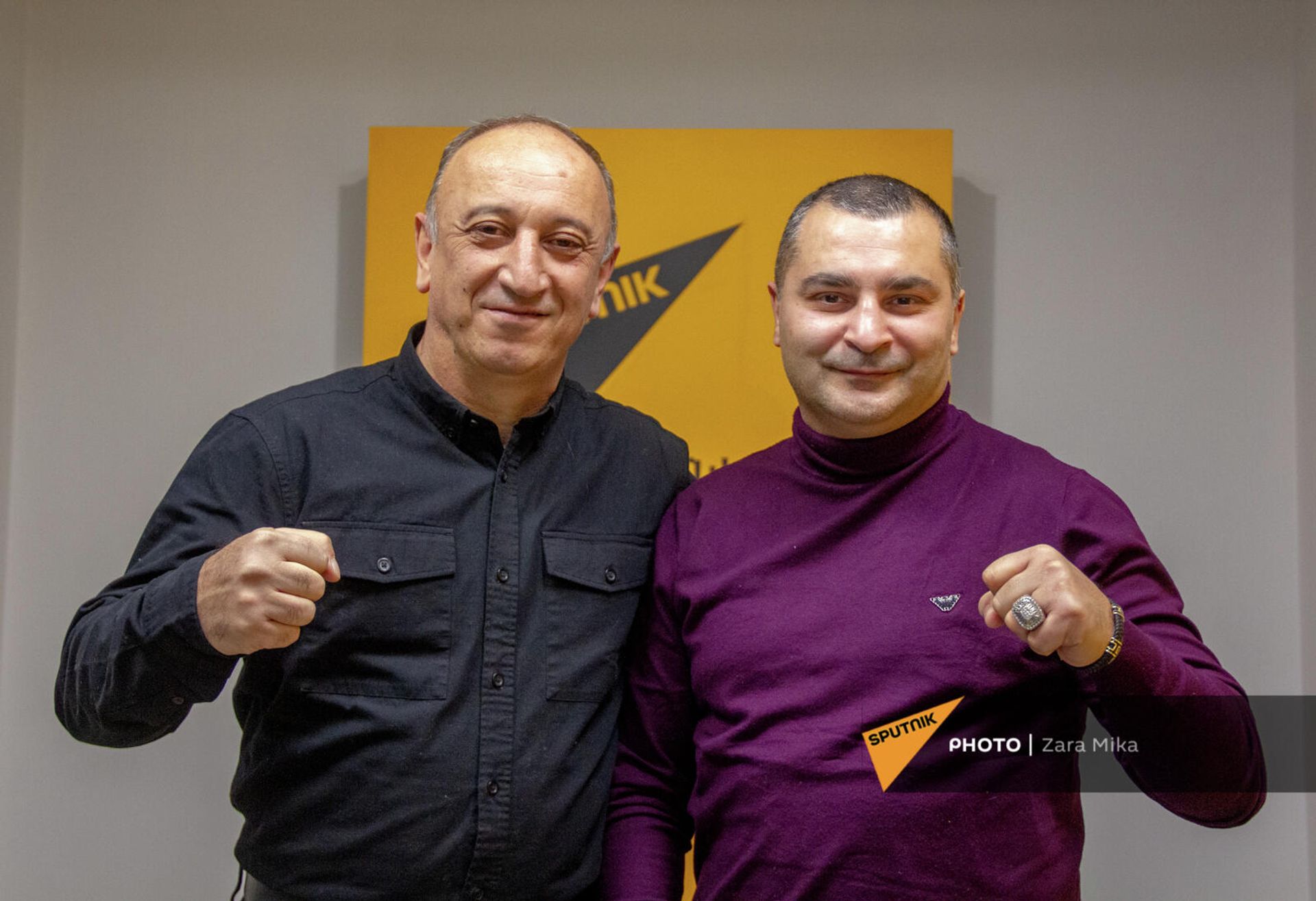 Боксер Вик Дарчинян и спортивный обозреватель Sputnik Армения Хачик Чахоян - Sputnik Армения, 1920, 05.02.2022
