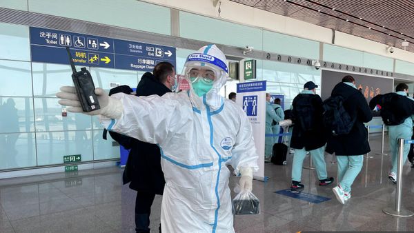 Медицинские работники в аэропорту Пекина перед началом зимних Олимпийских игр 2022 - Sputnik Армения