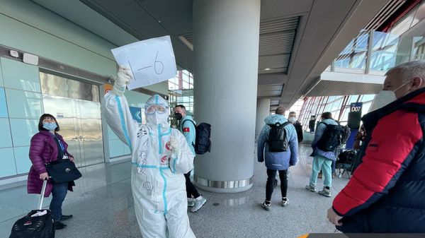 Медицинские работники в аэропорту Пекина перед началом зимних Олимпийских игр 2022 - Sputnik Армения