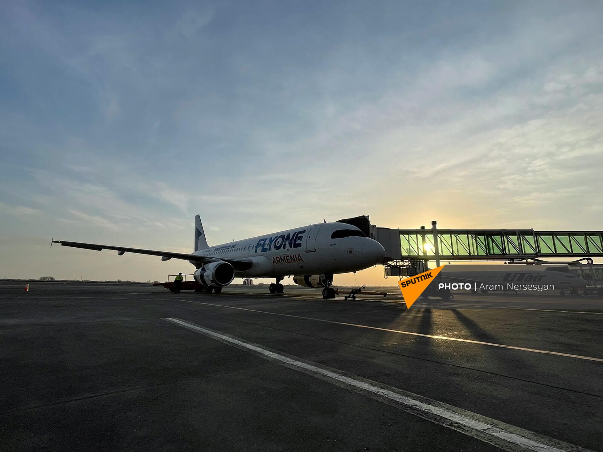 Самолет FlyOne Armenia перед вылетом в Стамбул (2 февраля 2022). Ереван Самолет FlyOne Armenia перед вылетом в Стамбул (2 февраля 2022). Ереван - Sputnik Армения, 1920, 02.02.2022