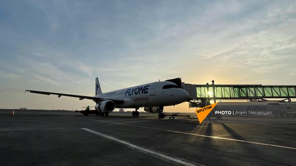 Самолет FlyOne Armenia перед вылетом в Стамбул (2 февраля 2022). Ереван - Sputnik Армения