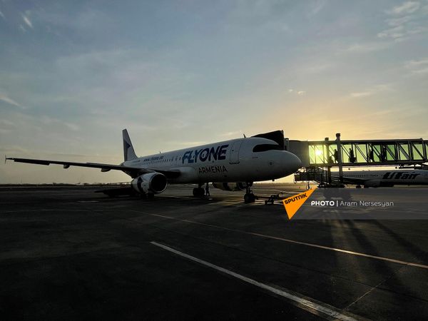 Самолет FlyOne Armenia перед вылетом в Стамбул (2 февраля 2022), Ереван.После двухлетнего перерыва возобновилось прямое авиасообщение между Арменией и Турцией. Первый рейс с 65 пассажирами на борту по маршруту Ереван-Стамбул-Ереван выполнил армянский перевозчик FlyOne Armenia. - Sputnik Армения