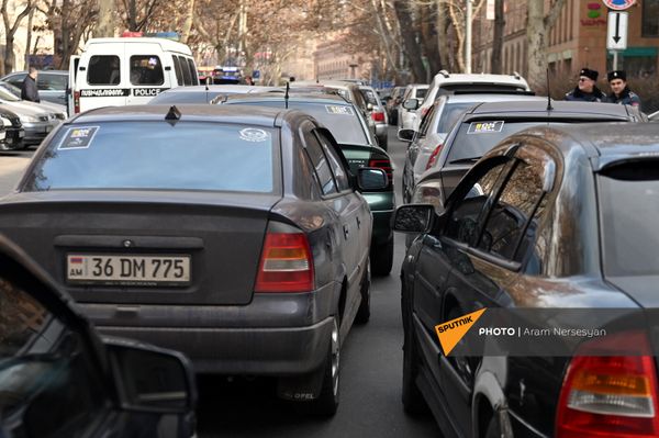 Ընդդեմ ԱՊՊԱ-ի թանկացման. վարորդները բողոքի ակցիա են իրականացնում Կենտրոնական բանկի մոտ - Sputnik Արմենիա