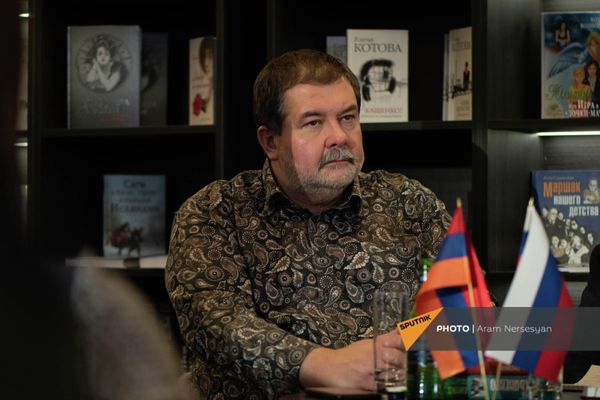Фантаст Сергей Лукьяненко на встрече  с представителями русскоязычных СМИ в Доме русской книги (3 февраля 2022), Еревaн.Популярный писатель погулял по городу, встретился с читателями, попробовал национальные блюда. - Sputnik Армения