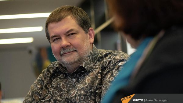 Популярный фантаст Сергей Лукьяненко на встрече с представителями русскоязычных СМИ в Доме русской книги (3 февраля 2022). Еревa - Sputnik Армения