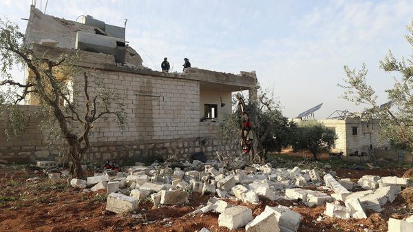 Разрушенный дом после операции американских военных в сирийской деревне Атмех в провинции Идлиб (3 февраля 2022). Сирия
 - Sputnik Армения