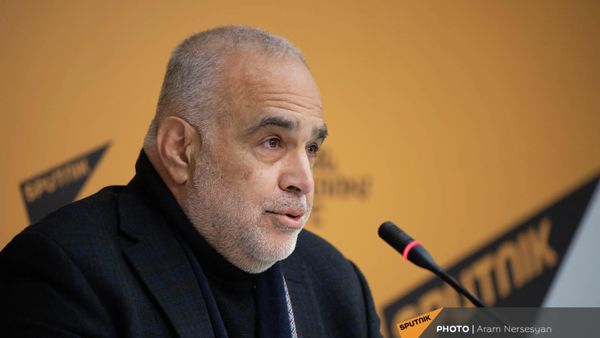 Пресс-конференция первого министра иностранных дел независимой Армении Раффи Ованнисяна в мультимедийном пресс-центре Sputnik (4 февраля 2022). Еревaн - Sputnik Армения