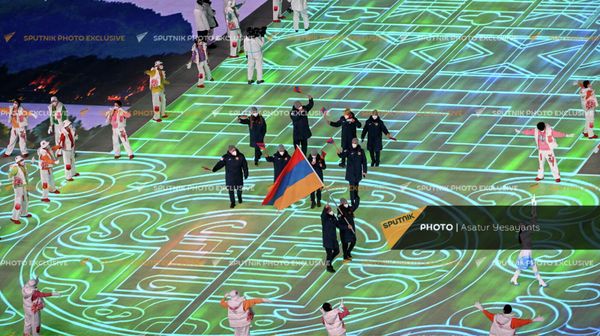Армянская делегация с национальным флагом во время официальной церемонии открытия зимних Олимпийских игр (4 февраля 2022). Пекин - Sputnik Армения