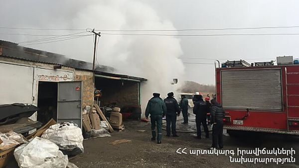 Հրշեջները մարում են կրակը - Sputnik Արմենիա