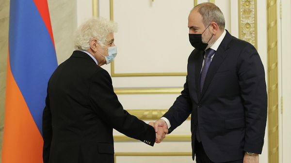 Премьер-министр Никол Пашинян принял композитора, дирижера Лориса Чкнаворяна (4 февраля 2022). Еревaн - Sputnik Армения
