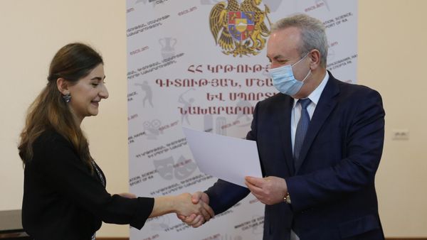 ՀՀ ԿԳՄՍ նախարար Վահրամ դումանյանը մրցանակ է հանձնում «Լավագույն ուսանող» մրցույթի հաղթողներից մեկին - Sputnik Արմենիա