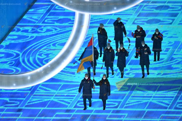 Армянская делегация с национальным флагом во время официальной церемонии открытия зимних Олимпийских игр (4 февраля 2022), Пекин.Знаменоносцами XXIV Зимней Олимпиады сборной Армении стали фигуристка Тина Карапетян и лыжник Микаел Микаелян. - Sputnik Армения