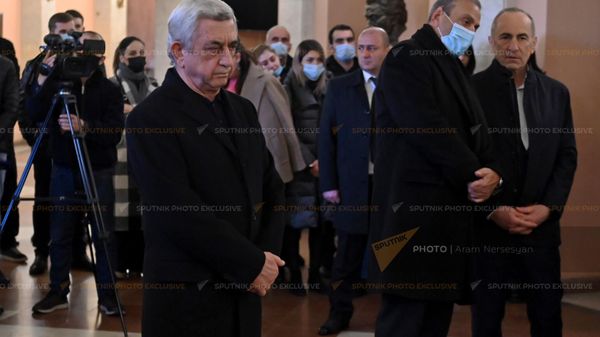 Второй и третий президенты Армении на гражданской панихиде композитора Артура Григоряна (5 февраля 2022). Еревaн - Sputnik Армения