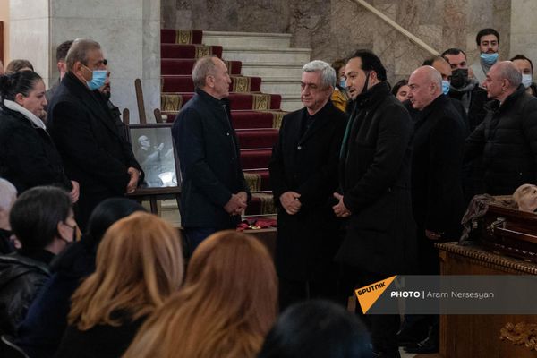 Экс-президенты Армении и Карабаха на гражданской панихида по композитору Артуру Григоряну (5 февраля 2022), Еревaн.В пятницу, 4 февраля, не стало композитора Артура Григоряна. Гражданская панихида по композитору была организована на следующий день. - Sputnik Армения
