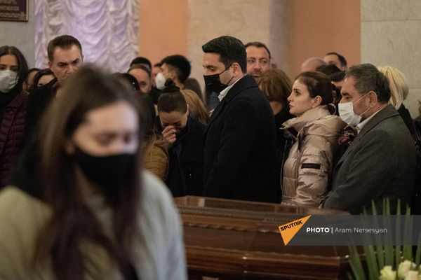 Ален Симонян на гражданской панихиде по композитору Артуру Григоряну (5 февраля 2022), Еревaн.Сотни людей пришли попрощаться с известным и любимым композитором, среди которых бывшие президенты Армении и Карабаха, а так же спикер парламента, временно исполняющий функции президента. - Sputnik Армения