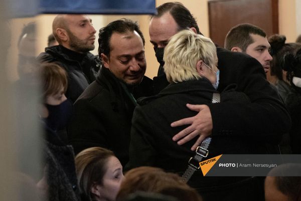 Авет Барсегян и Рубен Джагинян на гражданской панихиде по композитору Артуру Григоряну  - Sputnik Армения