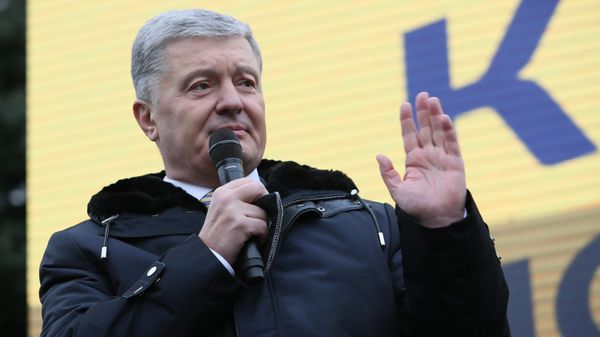 Бывший президент Украины Петр Порошенко на митинге своих сторонников у здания апелляционного суда (28 января 2022). Киев - Sputnik Армения