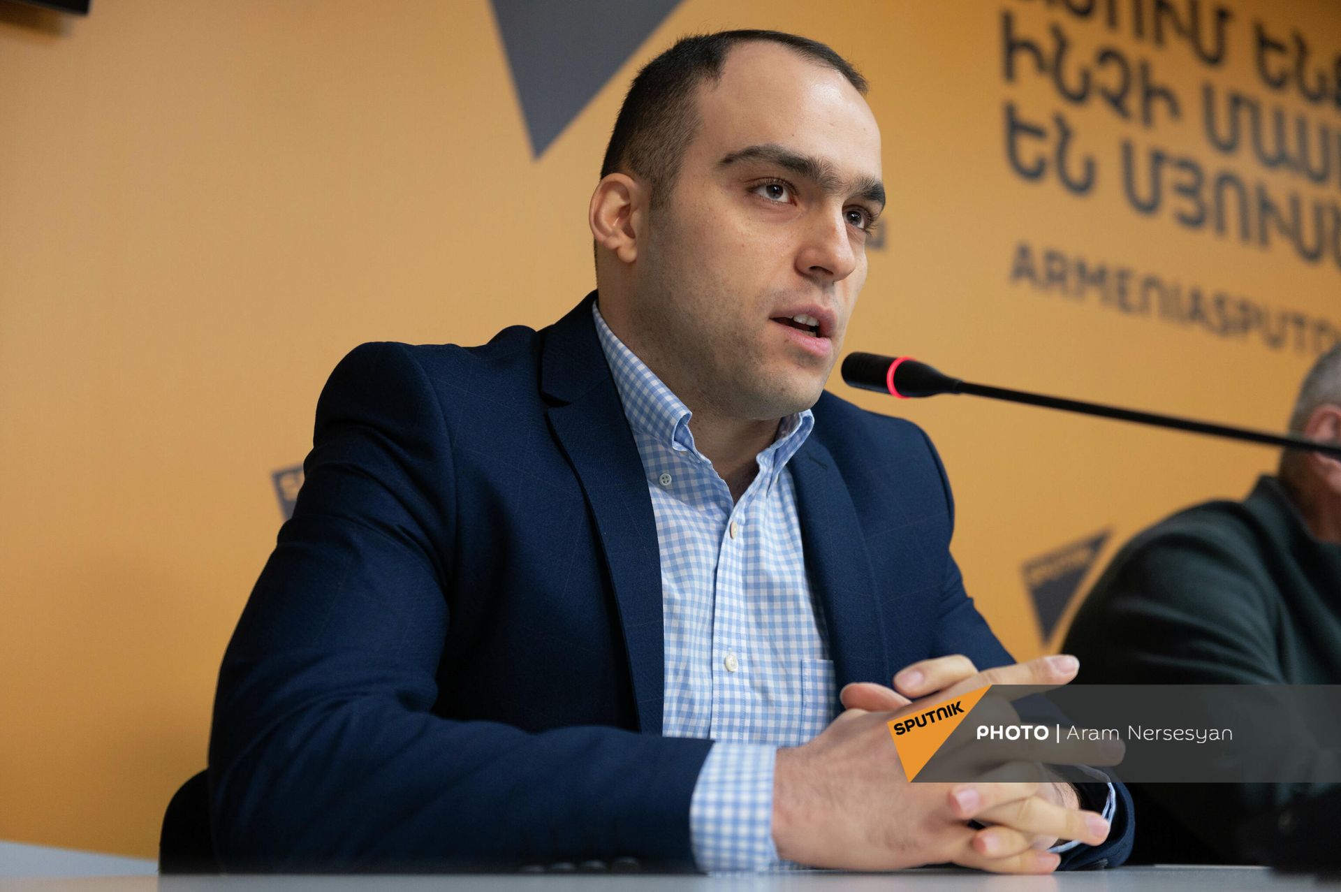 Հարություն Արզումանյանը «Ի՞նչ, որտե՞ղ, ե՞րբ» խաղի Հայաստանի սիրողական առաջնության թեմայով ասուլիսի ժամանակ (8 փետրվարի, 2022). Երևան Հարություն Արզումանյանը «Ի՞նչ, որտե՞ղ, ե՞րբ» խաղի Հայաստանի սիրողական առաջնության թեմայով ասուլիսի ժամանակ (8 փետրվարի, 2022). Երևան - Sputnik Արմենիա, 1920, 08.02.2022