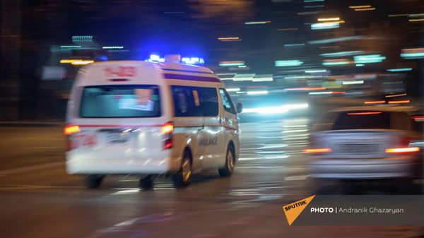 Автомобиль скорой помощи на улице Ханджяна - Sputnik Армения
