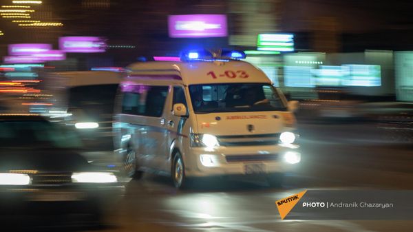 Автомобиль скорой помощи на улице Ханджяна - Sputnik Армения