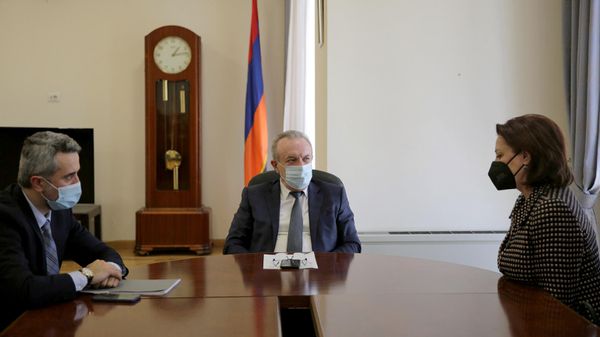 ՀՀ ԿԳՄՍ նախարար Վահրամ Դումանյանը հանդիպել է ՀՀ ժողովրդական արտիստ, օպերային երգչուհի Հասմիկ Պապյանին (9 փետրվարի, 2022թ). Երևան - Sputnik Արմենիա