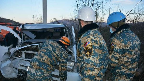 Спасатели ГСЧС МВД Карабаха на месте дорожно-транспортного происшествия на трассе Степанакерт-Шуши (9 февраля 2022). Карабах - Sputnik Армения