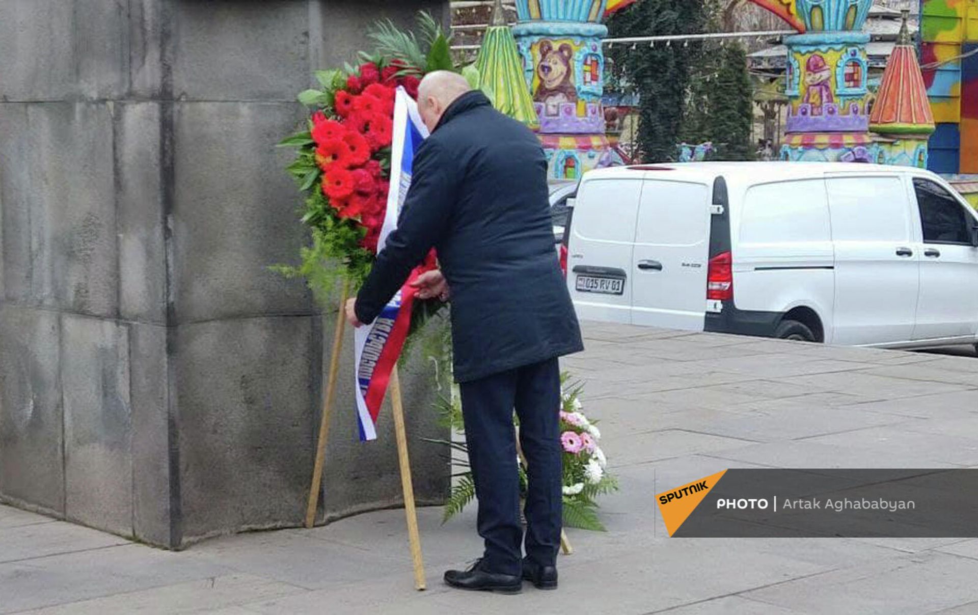 Посол России в Армении Сергей Копыркин во время возложения цветов к памятнику Грибоедова (10 февраля 2022). Еревaн Посол России в Армении Сергей Копыркин во время возложения цветов к памятнику Грибоедова (10 февраля 2022). Еревaн - Sputnik Արմենիա, 1920, 10.02.2022