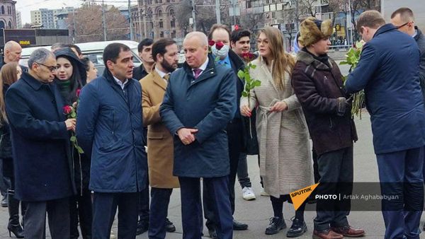 Հայաստանում Ռուսաստանի դեսպանատան աշխատակիցները, ռուսական հաստատությունների ներկայացուցիչներն ու ուսանողները նշել են ՌԴ դիվանագիտական աշխատողի օրը - Sputnik Արմենիա