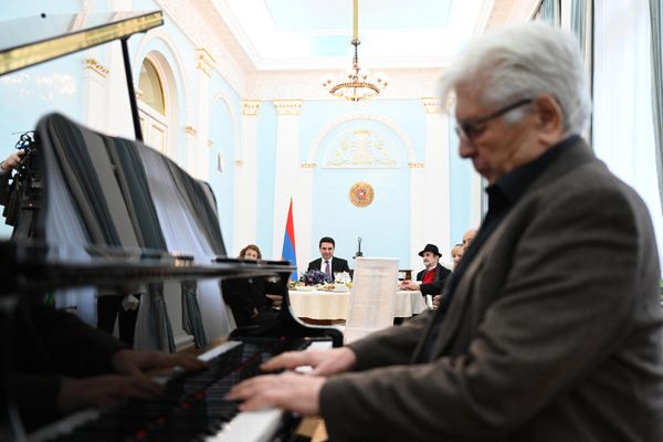 Ален Симонян встретился с народными артистами АрмССР (10 февраля 2022). Еревaн - Sputnik Армения