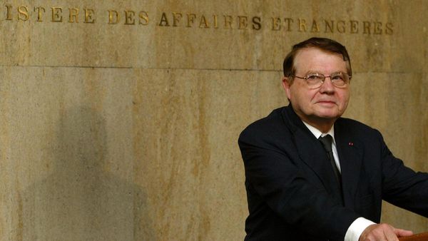 Люк Монтанье выступает перед награждением золотой лавровой короной замминистра иностранных дел Болгарии (26 сентября 2007). София - Sputnik Армения