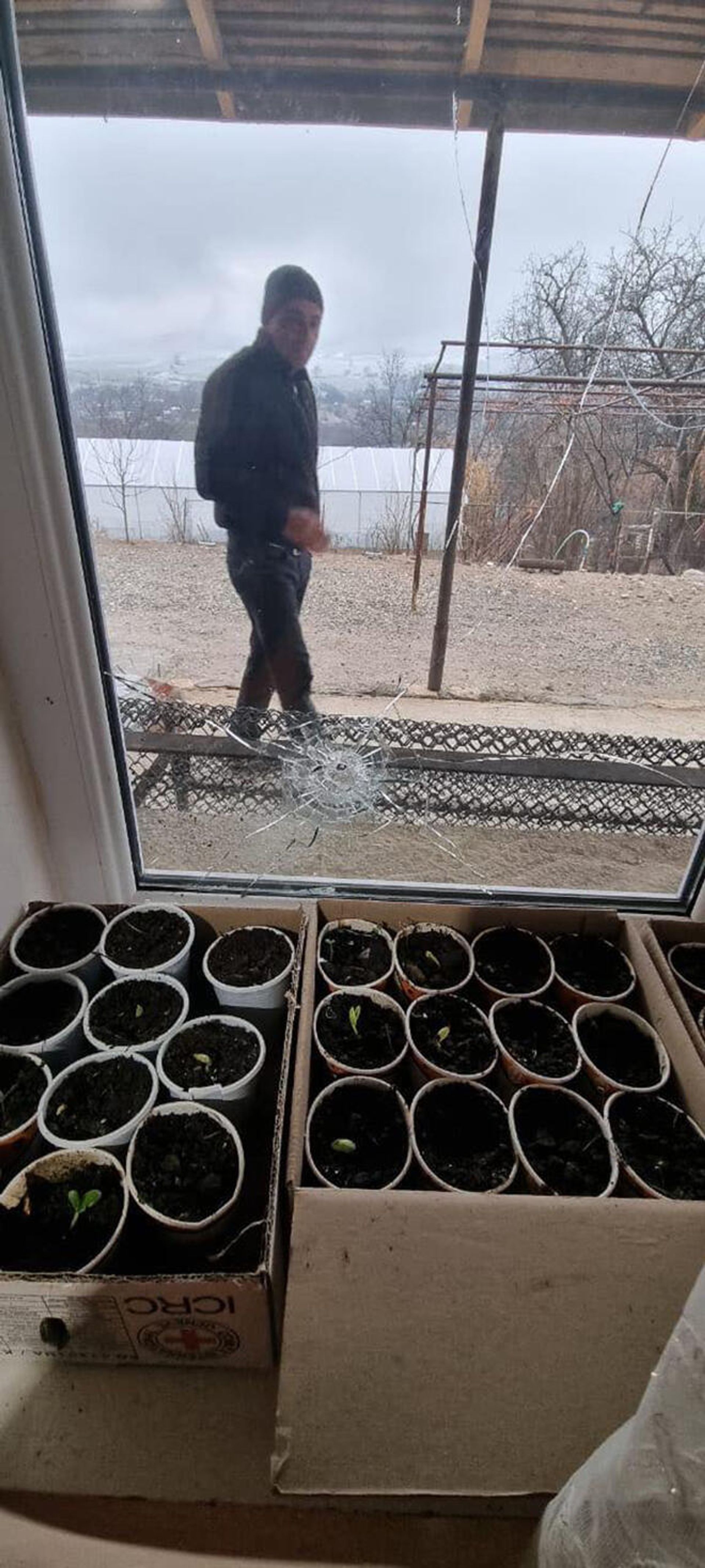 Արցախի մարդու իրավունքների պաշտպան Գեղամ Ստեփանյանը հրապարակել է Կարմիր Շուկա և Թաղավարդ համայնքներում ադրբեջանական զինուժի կողմից բնակելի տների առավոտյան գնդակոծության հետևանքները  (11 փետրվարի, 2022թ). Արցախ - Sputnik Արմենիա, 1920, 11.02.2022