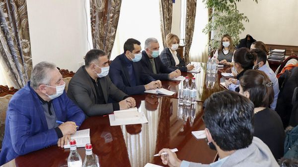 Գեղարքունիքի մարզպետ Կարեն Սարգսյանն ընդունել է Կարմիր խաչի միջազգային կոմիտեի ներկայացուցիչներին (11 փետրվարի, 2022թ). Գավառ - Sputnik Արմենիա