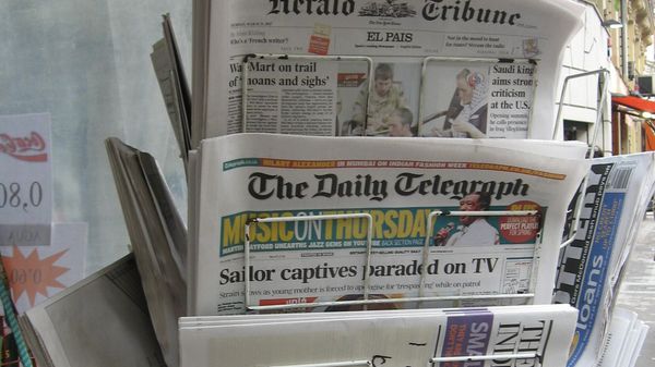 Газеты Herald Tribune и The Daily Telegraph на прилавке - Sputnik Армения