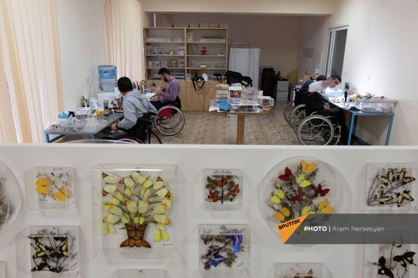 Получившие ранение солдаты изготавливают композиции из бабочек в реабилитационном центре Защитник Отечества Получившие ранение солдаты изготавливают композиции из бабочек в реабилитационном центре Защитник Отечества - Sputnik Армения