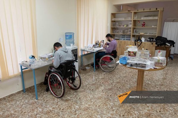 Получившие ранение солдаты изготавливают композиции из бабочек в реабилитационном центре Защитник Отечества Получившие ранение солдаты изготавливают композиции из бабочек в реабилитационном центре Защитник Отечества - Sputnik Армения