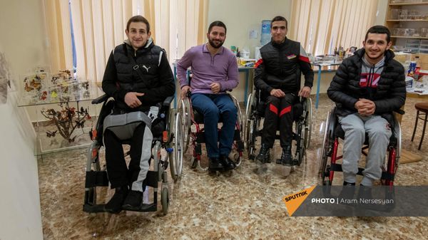 Получившие ранение солдаты в реабилитационном центре Защитник Отечества - Sputnik Армения