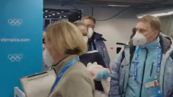 Журналисты на ОИ в Пекине встретили аплодисментами Камилу Валиеву после тренировки - Sputnik Армения