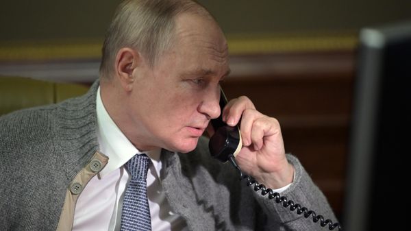 Президент РФ Владимир Путин разговаривает по телефону - Sputnik Армения