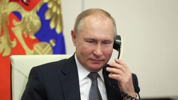 Президент РФ Владимир Путин разговаривает по телефону - Sputnik Армения