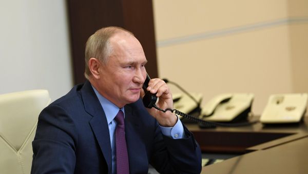 Президент РФ Владимир Путин разговаривает по телефону - Sputnik Армения