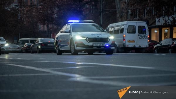 Автомобиль патрульной службы полиции на проспекте Маштоца - Sputnik Армения