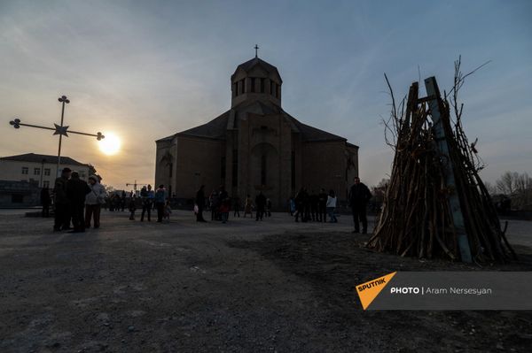 Տրնդեզի տոնակատարությունը Սուրբ Գրիգոր Լուսավորիչ եկեղեցու բակում (13 փետրվարի, 2022թ). Երևան - Sputnik Արմենիա