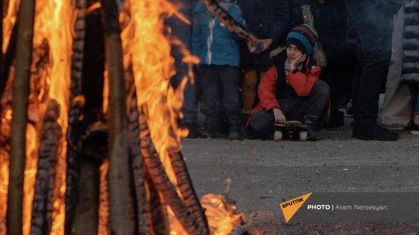 Празднование Трндеза во дворе Собора Святого Григория Просветителя (13 февраля 2022). Еревaн - Sputnik Армения