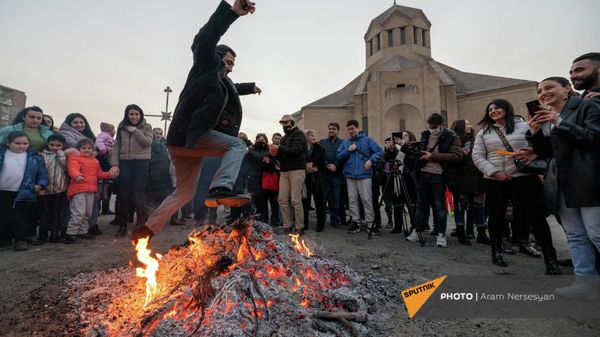 Празднование Трндеза во дворе Собора Святого Григория Просветителя (13 февраля 2022). Еревaн - Sputnik Армения